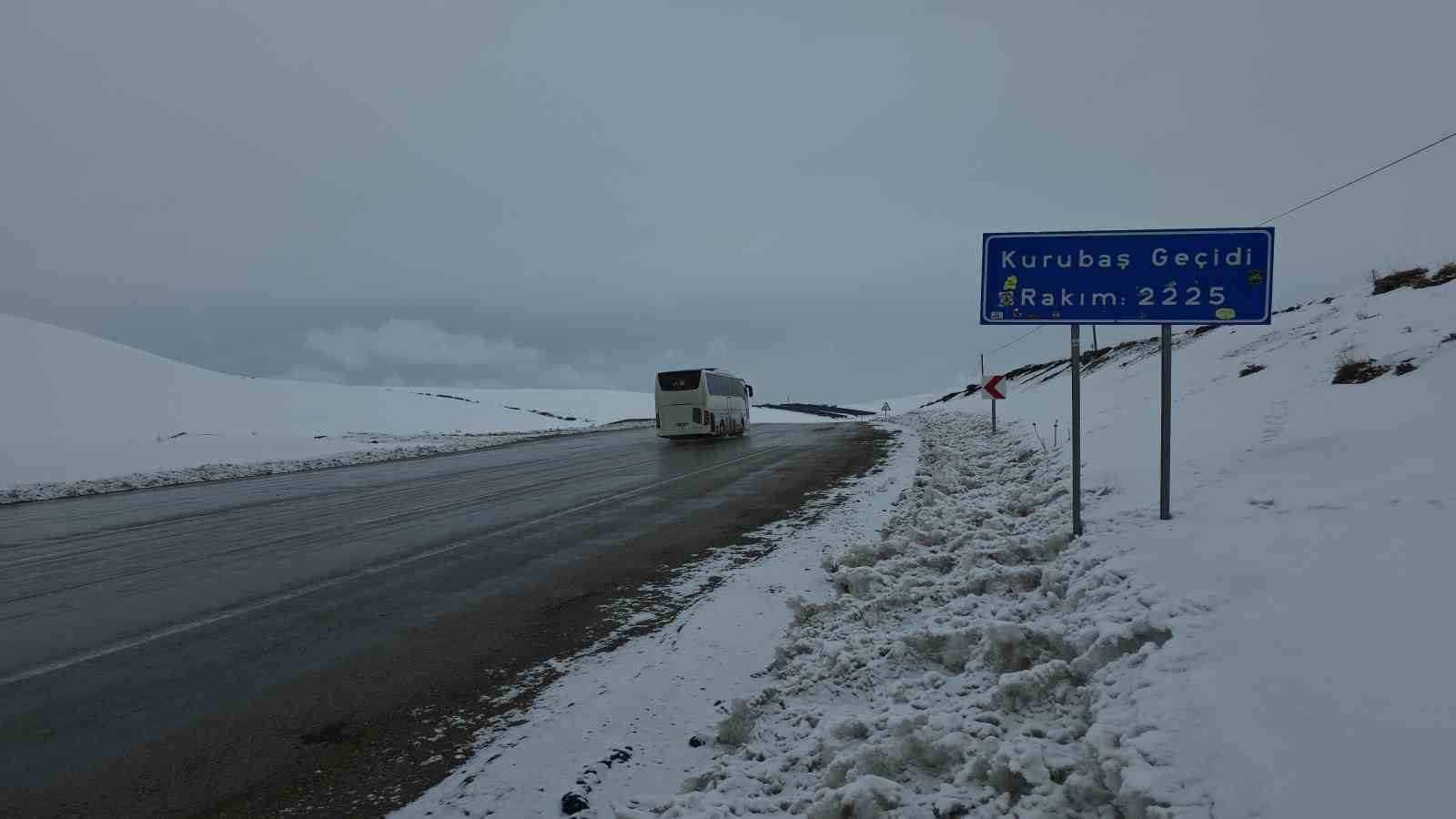 Van’da Mart sürprizi: Bahar beklerken kar kapıya dayandı
