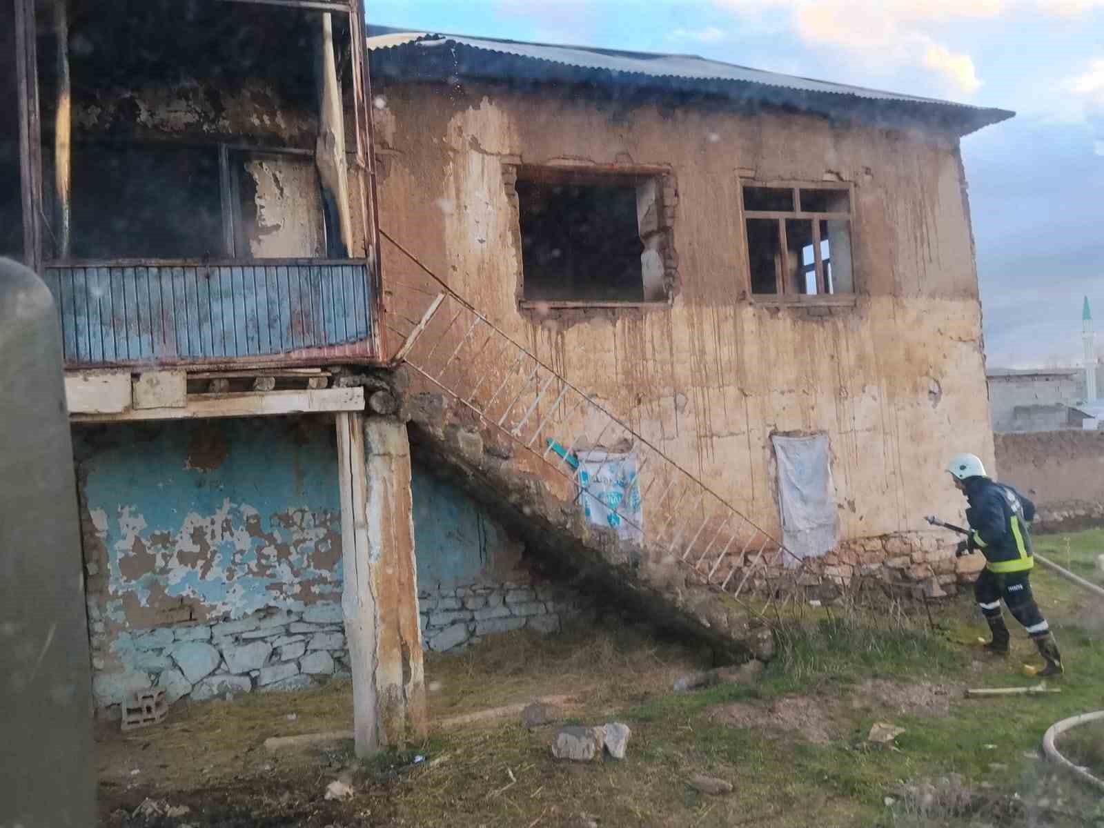 Van’da metruk binada yangın
