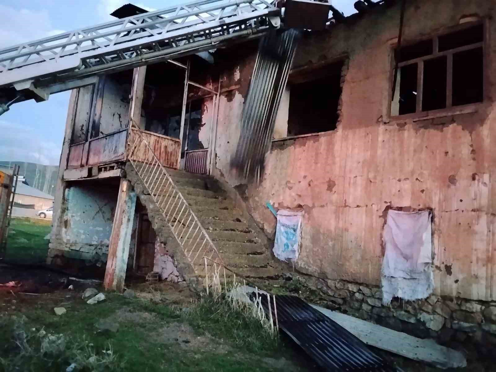 Van’da metruk binada yangın
