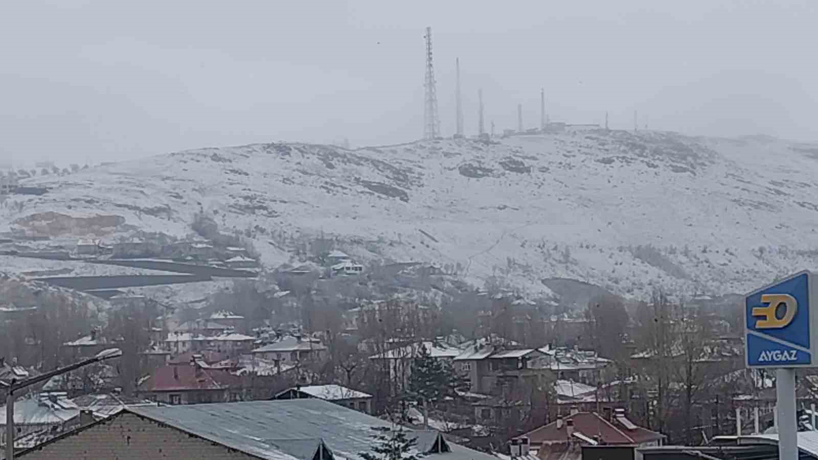 Van’da nisan ayında her yer beyaza büründü
