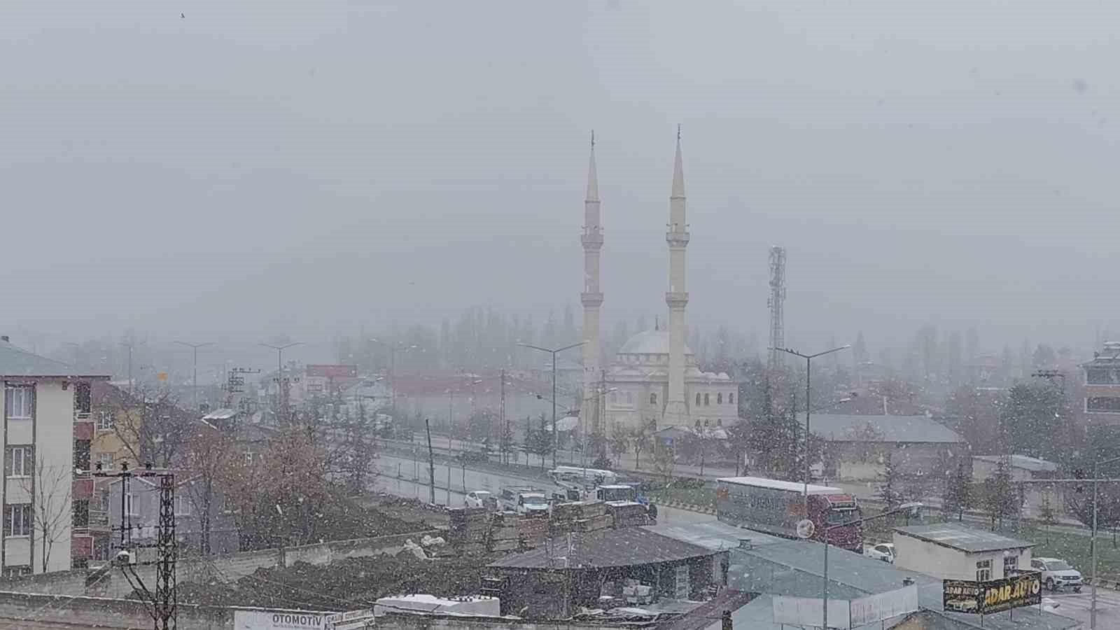 Van’da nisan ayında her yer beyaza büründü

