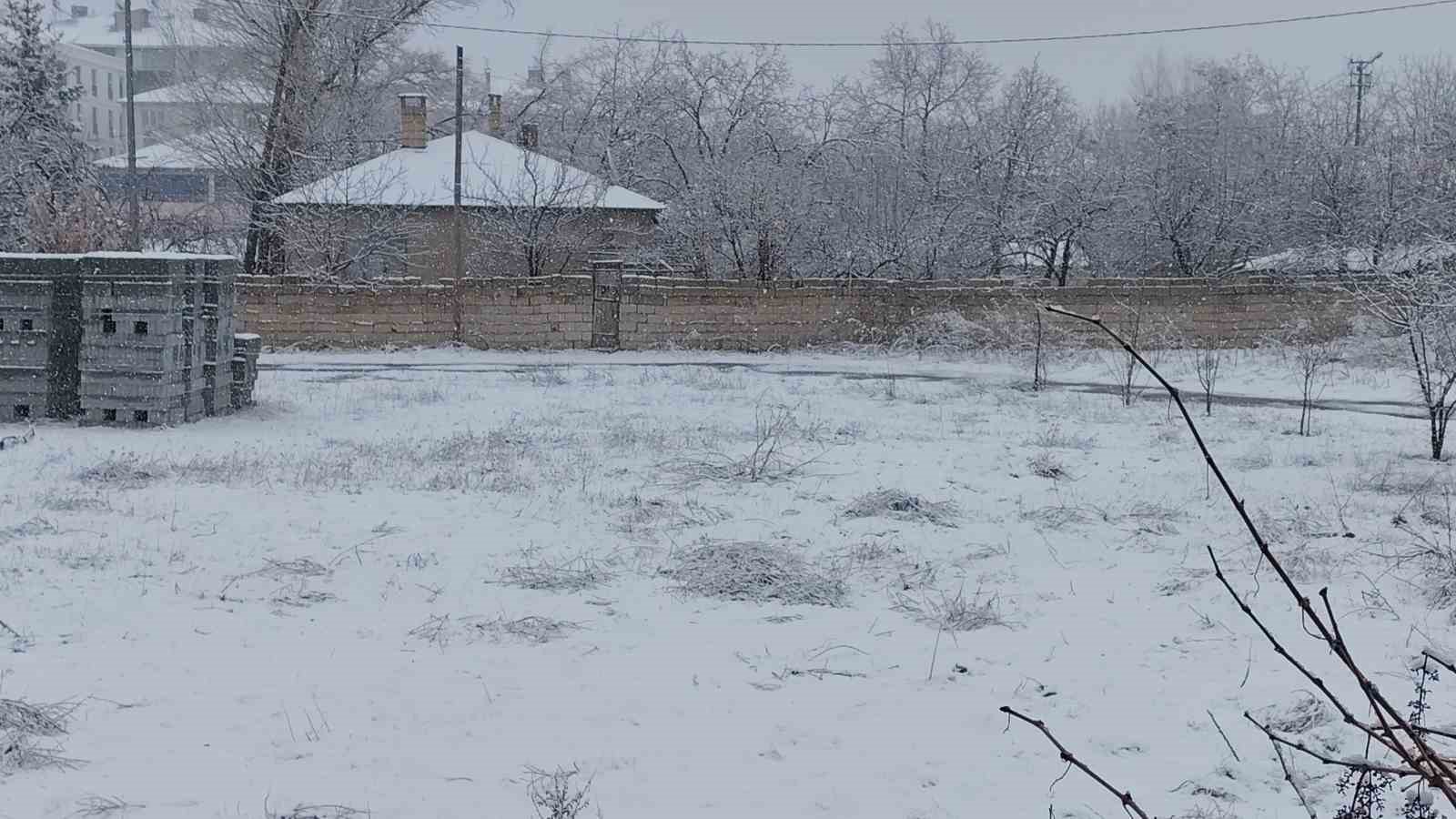 Van’da nisan ayında her yer beyaza büründü
