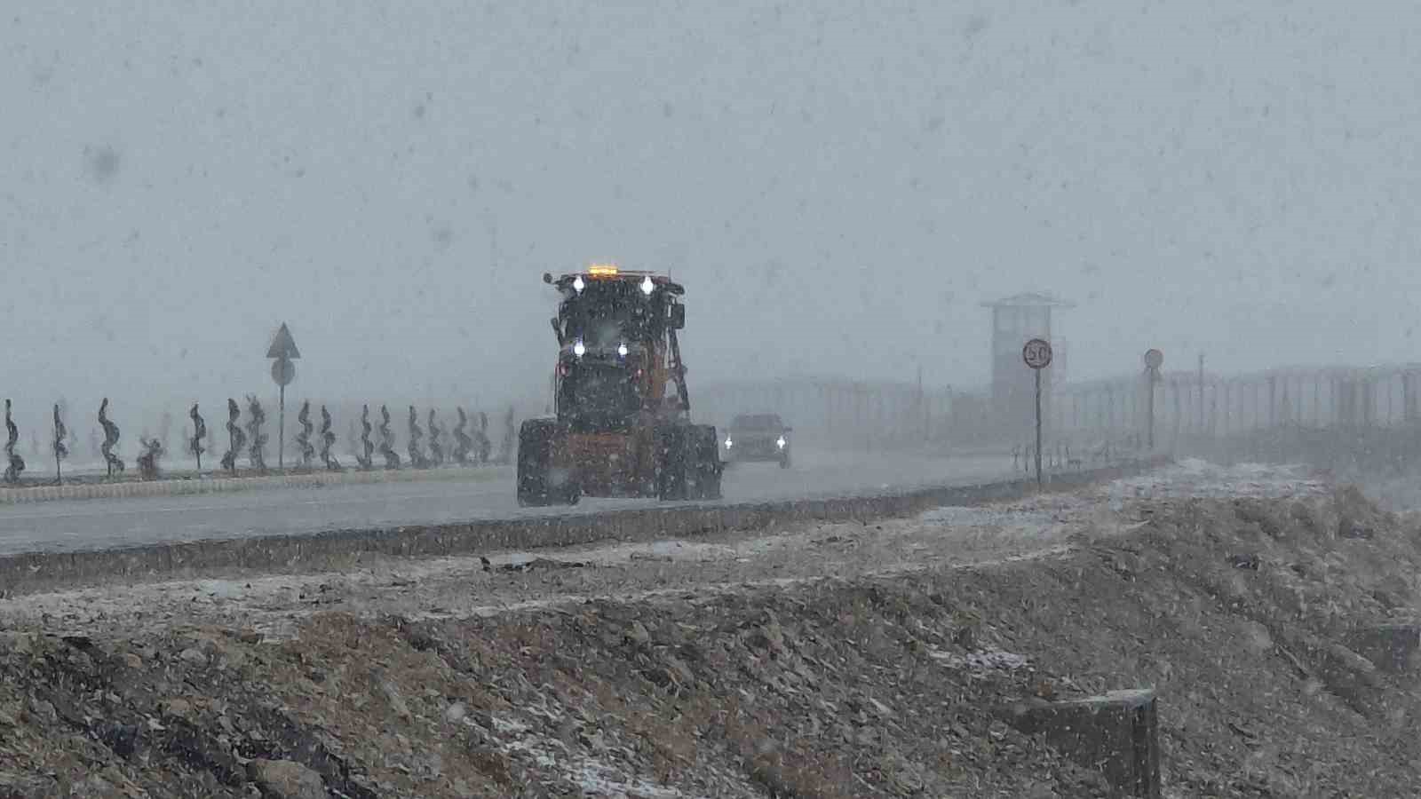 Van’da nisan karı: 93 yerleşim yerinin yolu kapandı, İzmir uçağı inemedi
Van’da nisan karı: 93 yerleşim yerinin yolu kapandı, İzmir uçağı inemedi