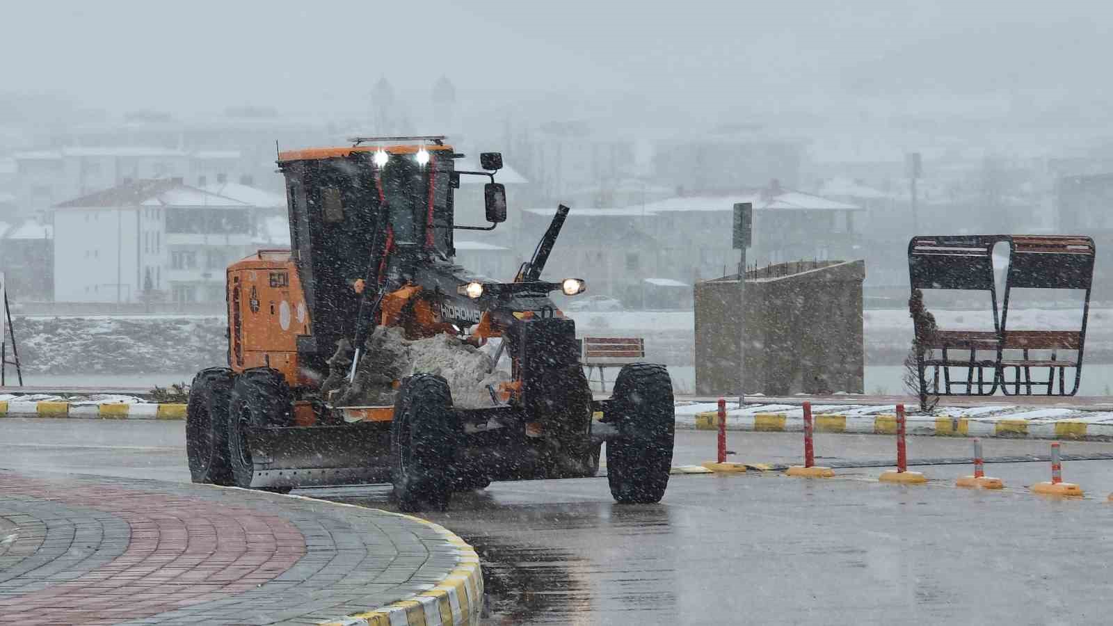 Van’da nisan karı: 93 yerleşim yerinin yolu kapandı, İzmir uçağı inemedi
Van’da nisan karı: 93 yerleşim yerinin yolu kapandı, İzmir uçağı inemedi