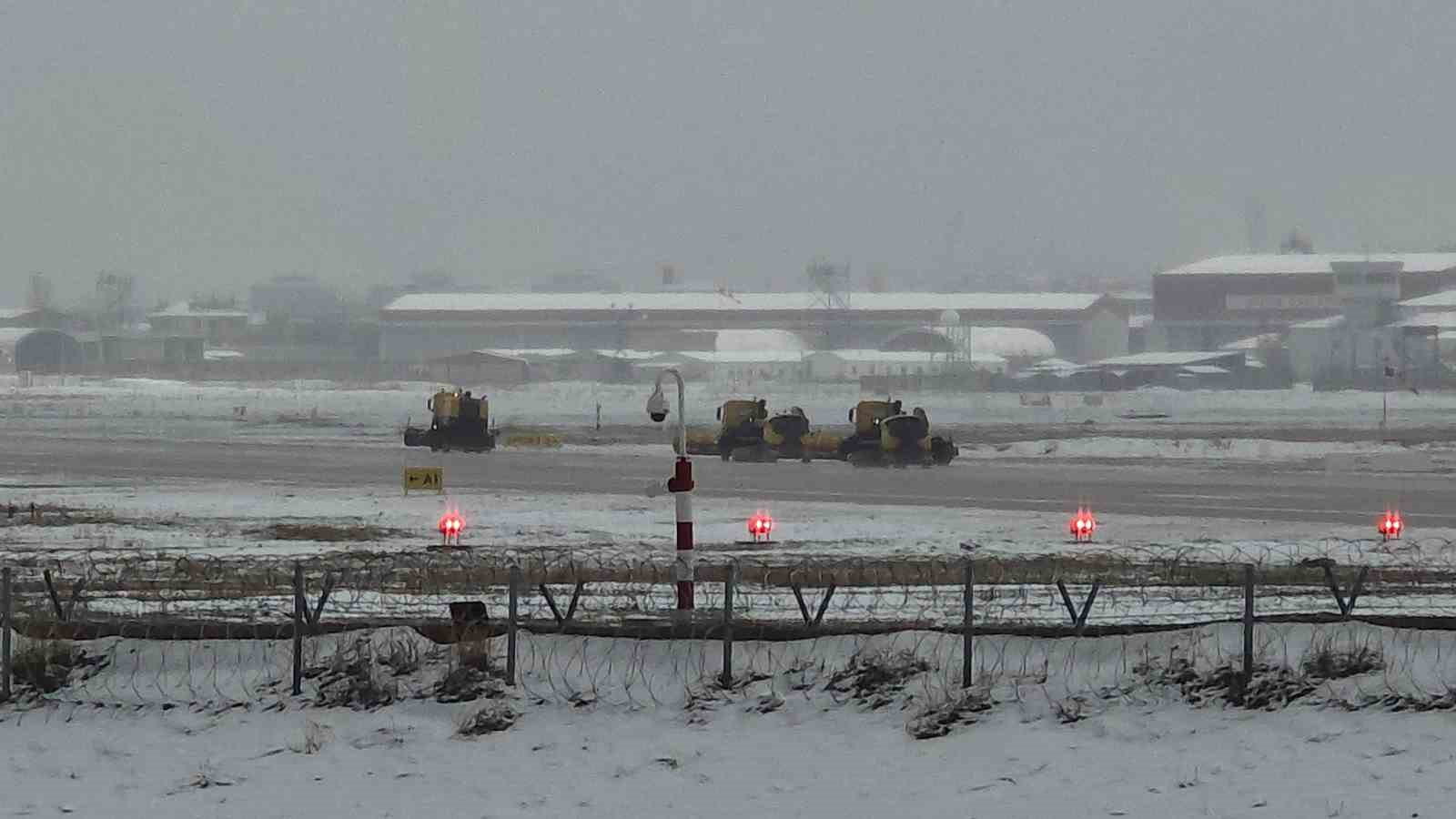 Van’da nisan karı: 93 yerleşim yerinin yolu kapandı, İzmir uçağı inemedi
Van’da nisan karı: 93 yerleşim yerinin yolu kapandı, İzmir uçağı inemedi
