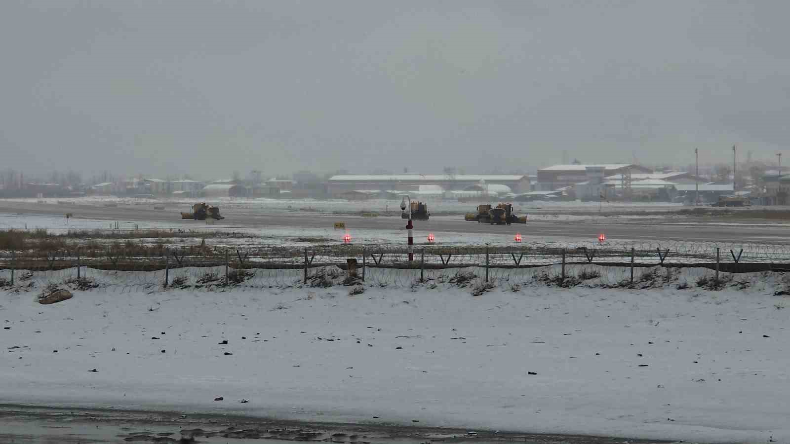 Van’da nisan karı: 93 yerleşim yerinin yolu kapandı, İzmir uçağı inemedi
Van’da nisan karı: 93 yerleşim yerinin yolu kapandı, İzmir uçağı inemedi