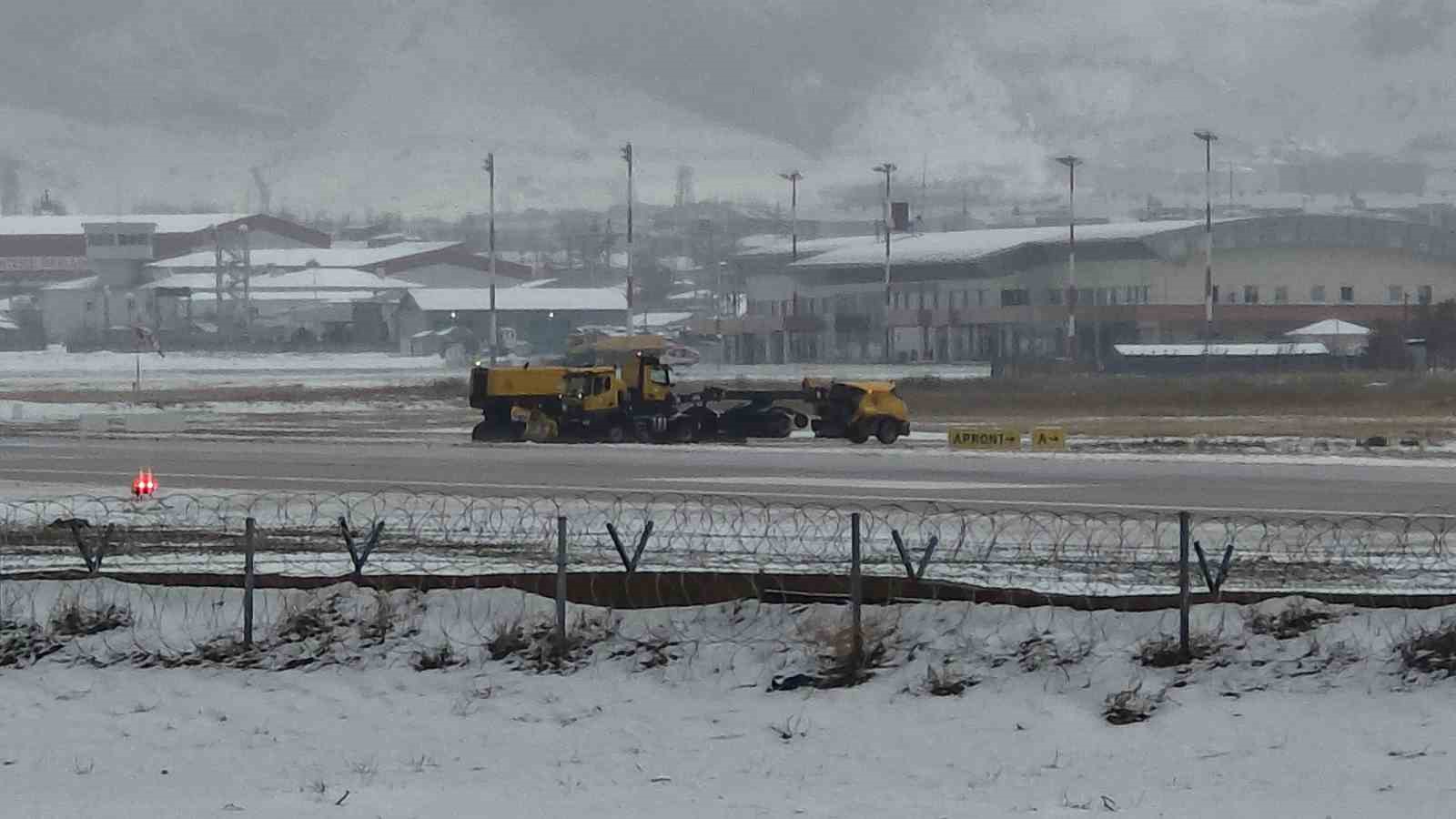 Van’da nisan karı: 93 yerleşim yerinin yolu kapandı, İzmir uçağı inemedi
Van’da nisan karı: 93 yerleşim yerinin yolu kapandı, İzmir uçağı inemedi