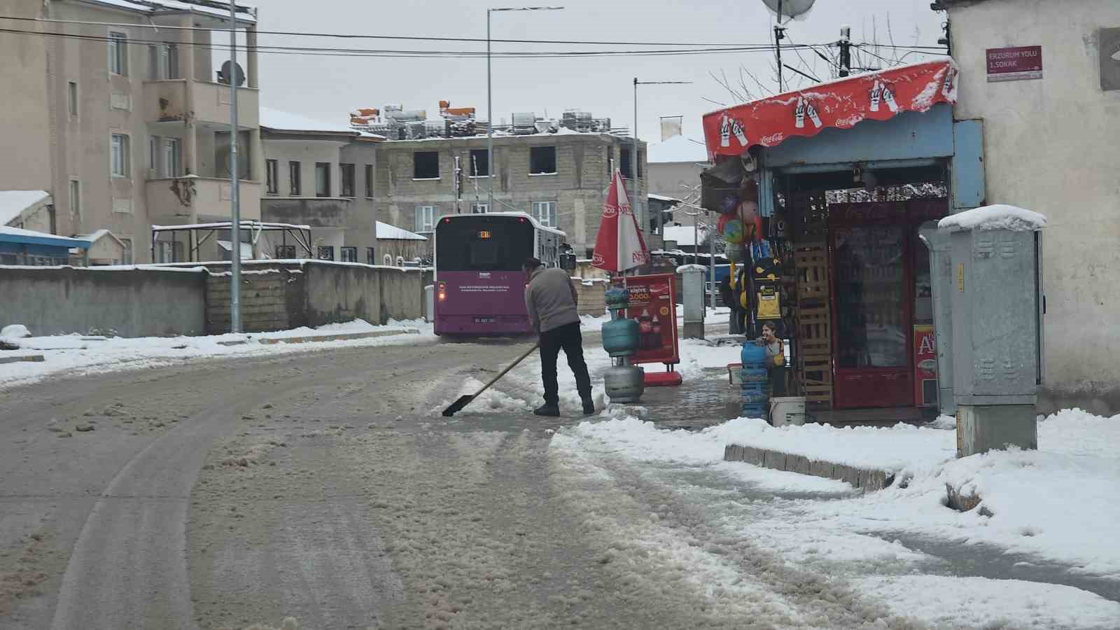 Van’da nisan karı: 93 yerleşim yerinin yolu kapandı, İzmir uçağı inemedi
Van’da nisan karı: 93 yerleşim yerinin yolu kapandı, İzmir uçağı inemedi