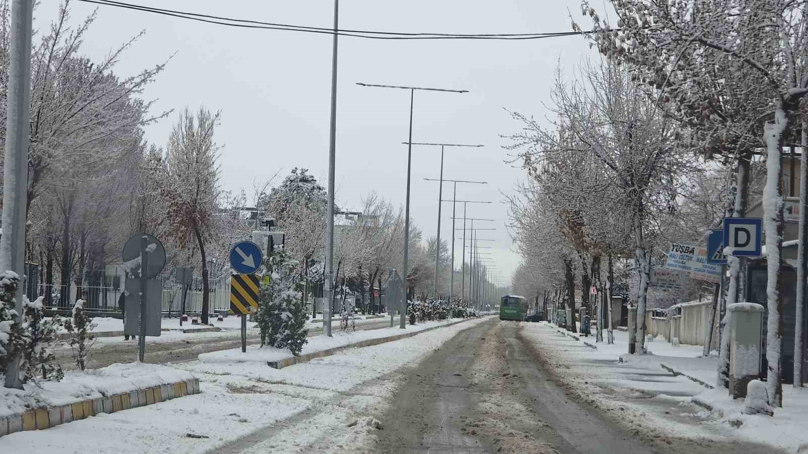 Van’da nisan karı: 93 yerleşim yerinin yolu kapandı, İzmir uçağı inemedi
Van’da nisan karı: 93 yerleşim yerinin yolu kapandı, İzmir uçağı inemedi