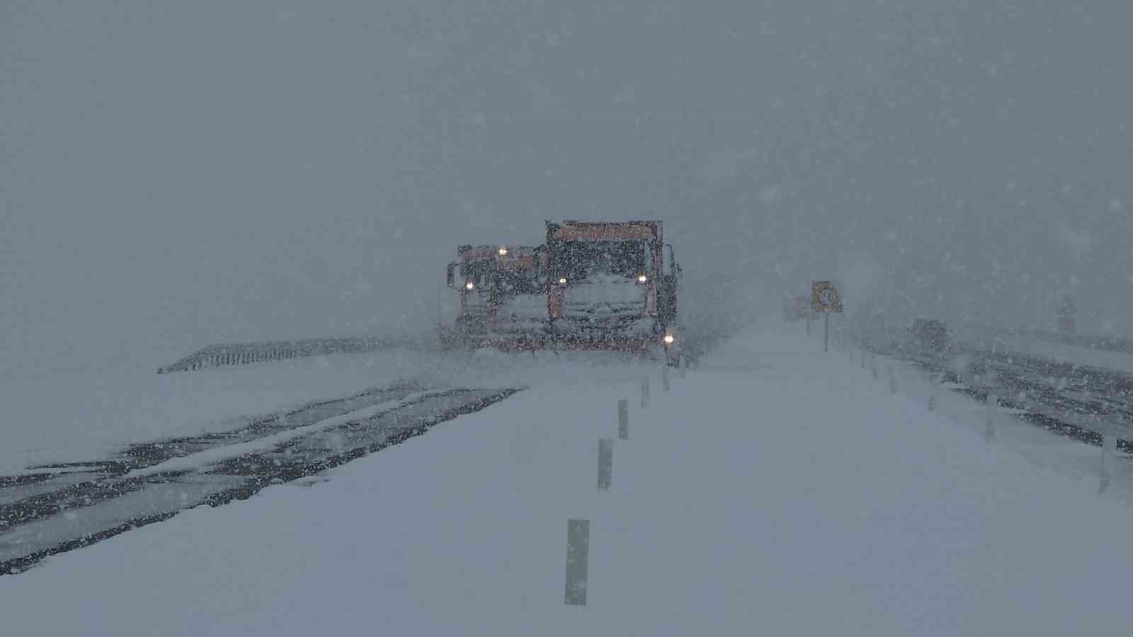 Van’da nisan sürprizi: Lapa lapa kar yağışı şehri beyaza bürüdü
