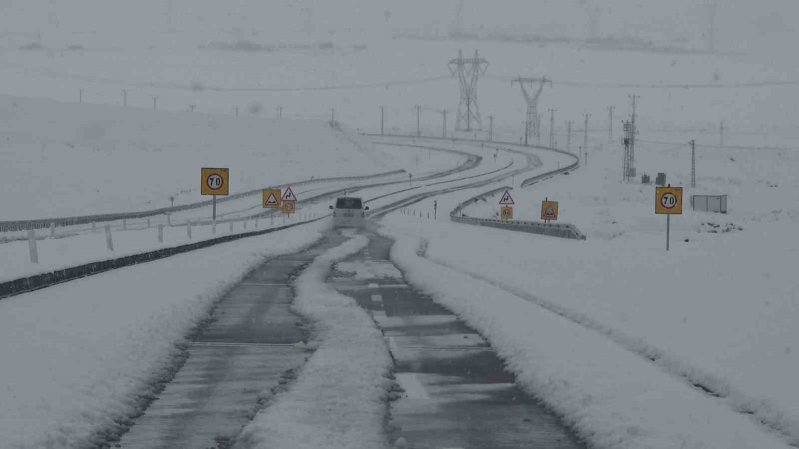 Van’da nisan sürprizi: Lapa lapa kar yağışı şehri beyaza bürüdü
