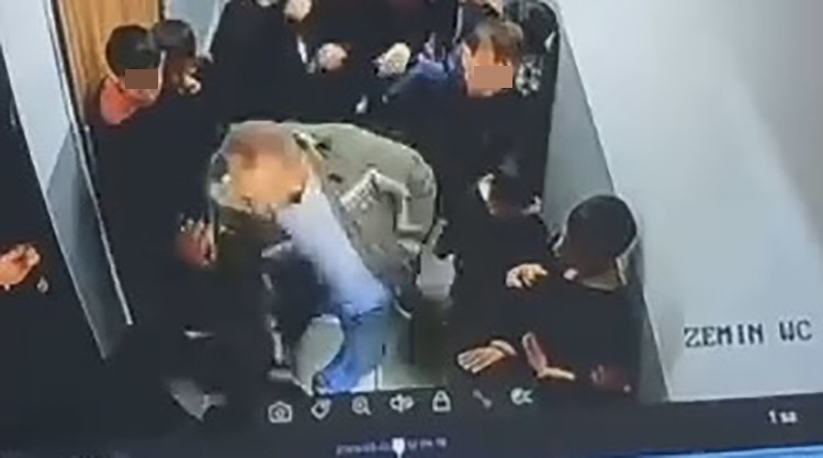 Van’da okulda dehşet: Çocuğuna kartopu atan öğrenciyi koridorda darp etti
