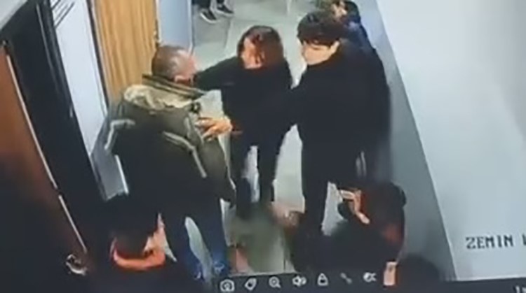 Van’da okulda dehşet: Çocuğuna kartopu atan öğrenciyi koridorda darp etti
