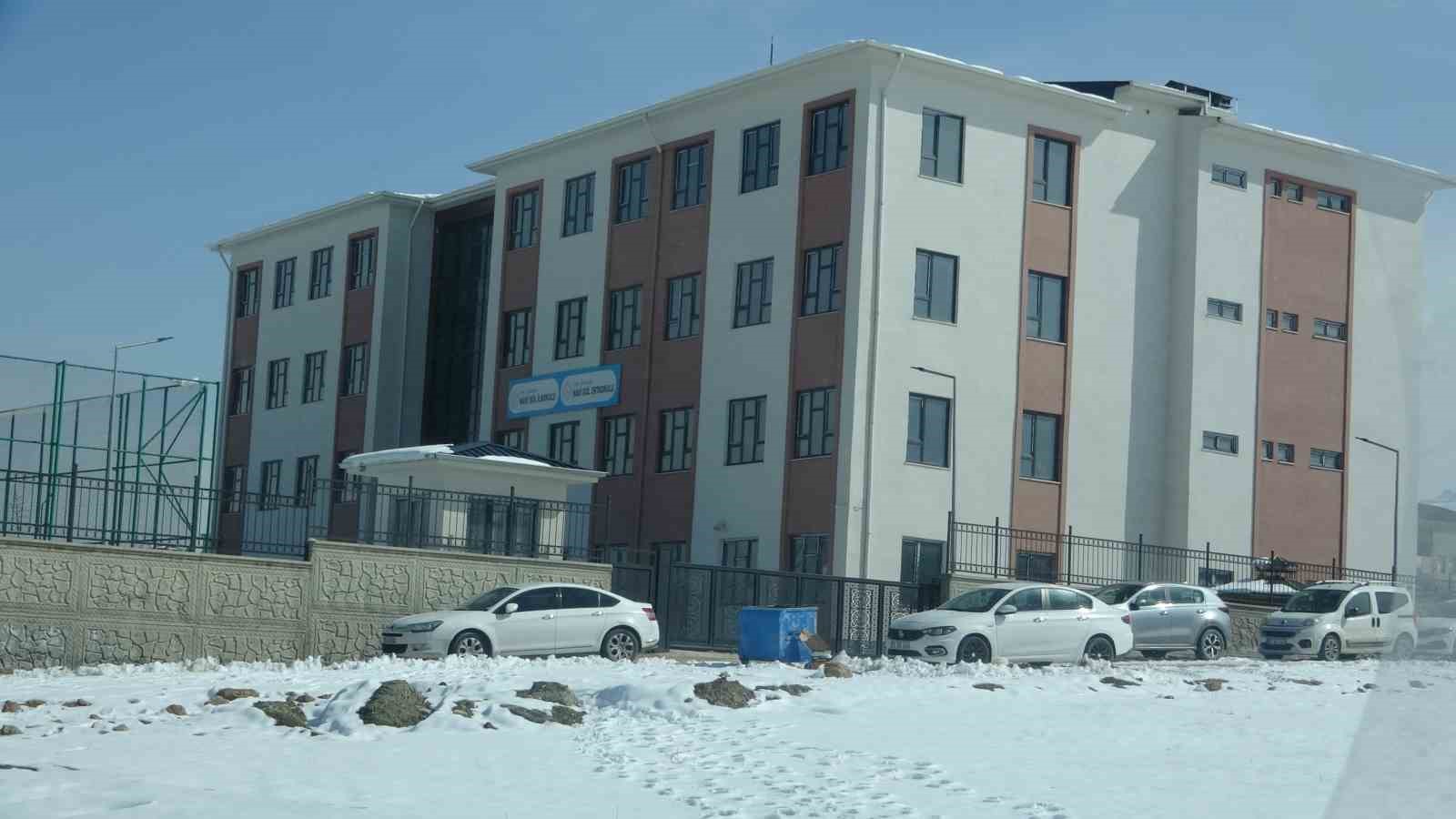 Van’da okulda dehşet: Çocuğuna kartopu atan öğrenciyi koridorda darp etti
