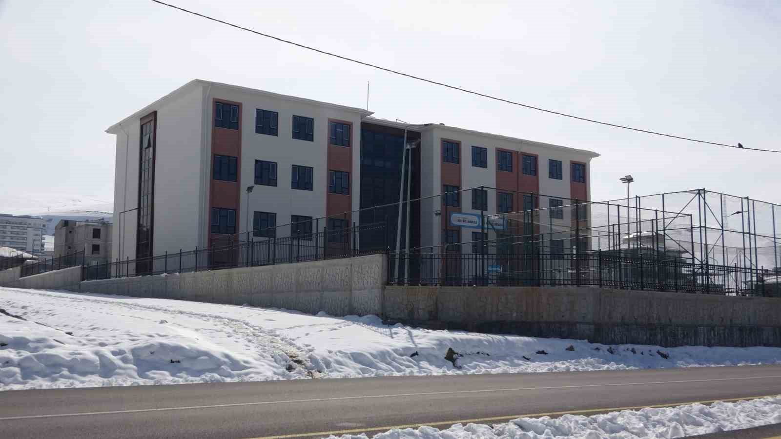 Van’da okulda dehşet: Çocuğuna kartopu atan öğrenciyi koridorda darp etti
