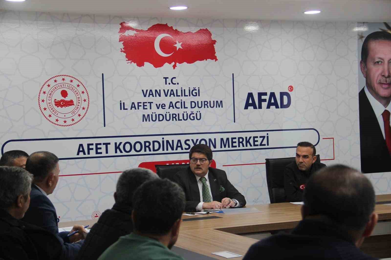 Van’da olumsuz hava şartlarına karşı tedbirler ele alındı
Van’da olumsuz hava şartlarına karşı tedbirler ele alındı