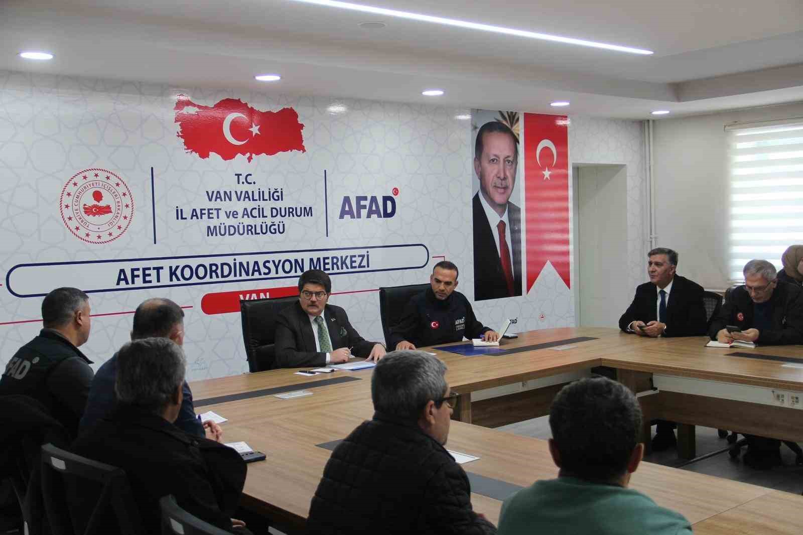 Van’da olumsuz hava şartlarına karşı tedbirler ele alındı
Van’da olumsuz hava şartlarına karşı tedbirler ele alındı