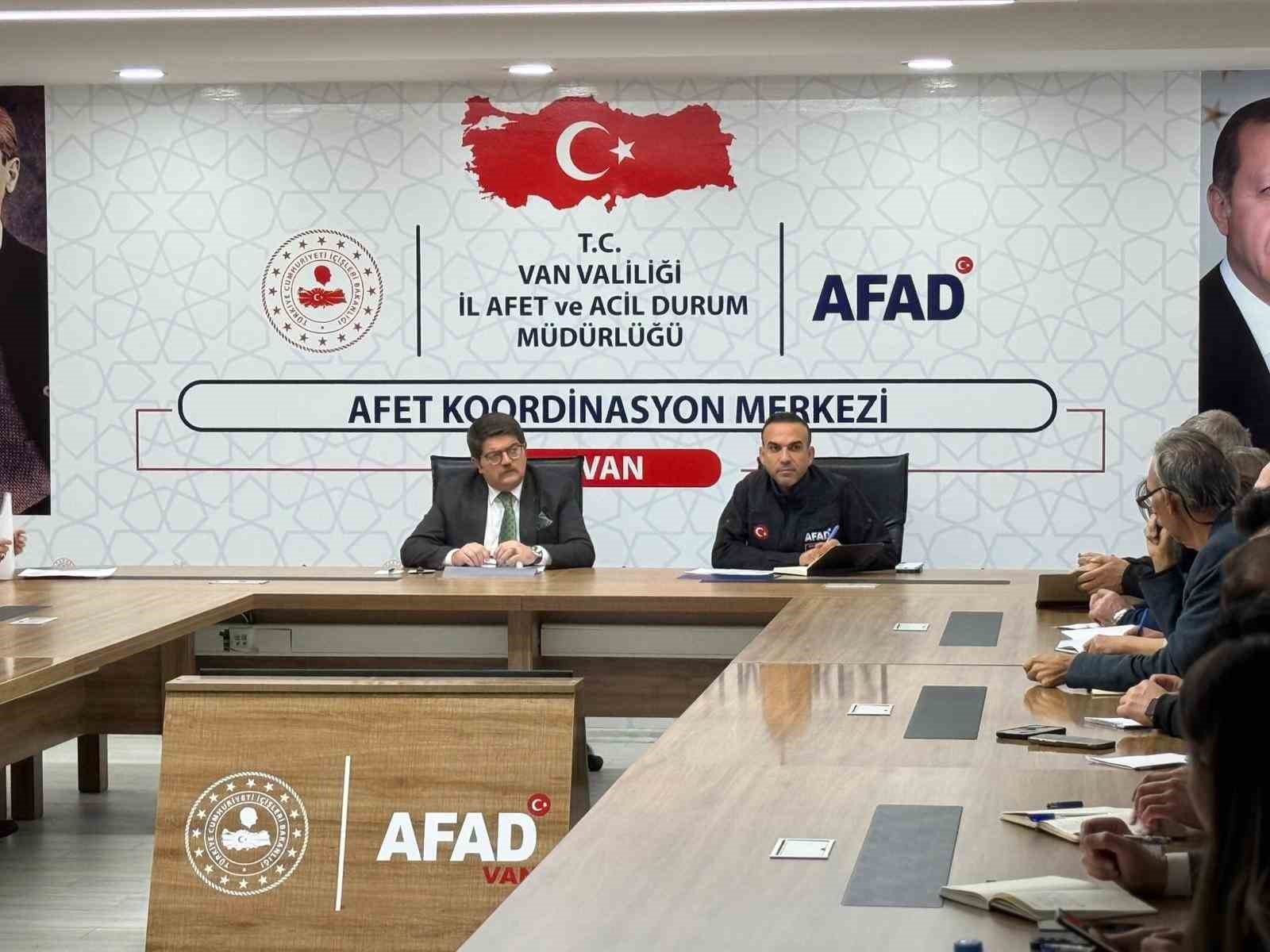 Van’da olumsuz hava şartlarına karşı tedbirler ele alındı
Van’da olumsuz hava şartlarına karşı tedbirler ele alındı