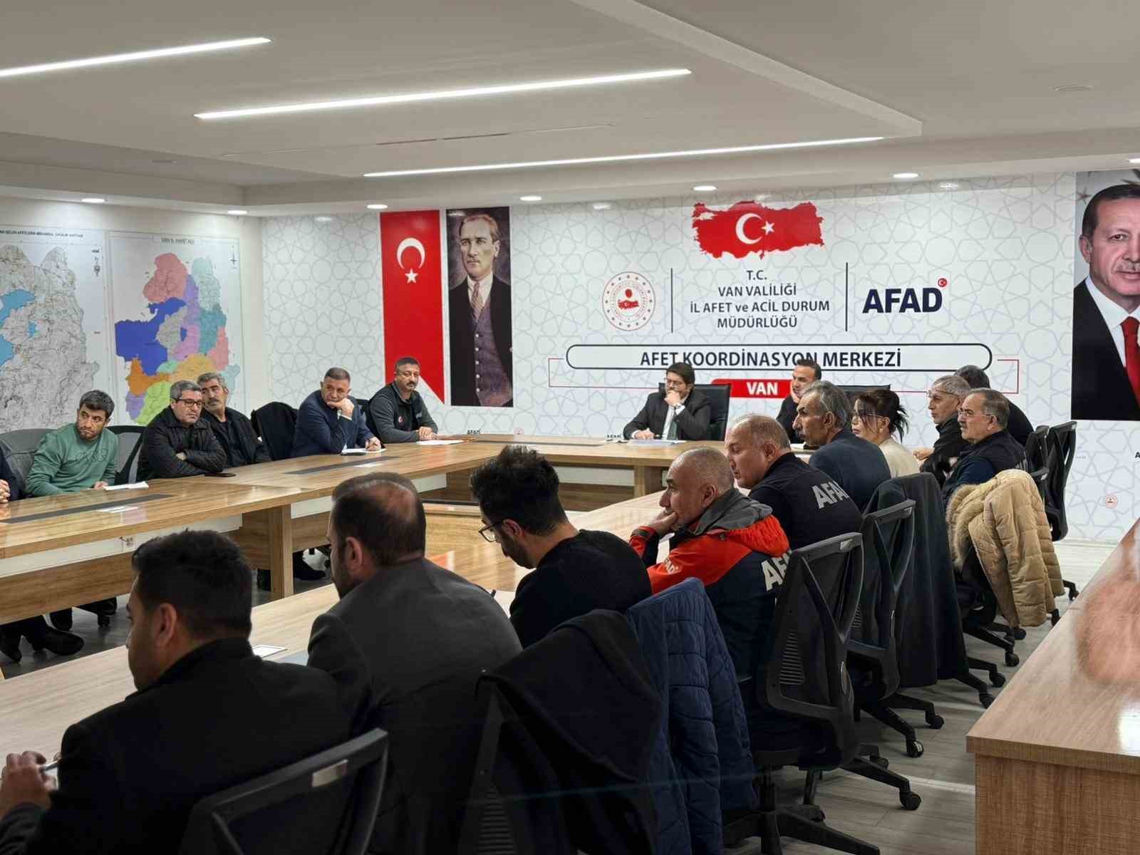 Van’da olumsuz hava şartlarına karşı tedbirler ele alındı
Van’da olumsuz hava şartlarına karşı tedbirler ele alındı