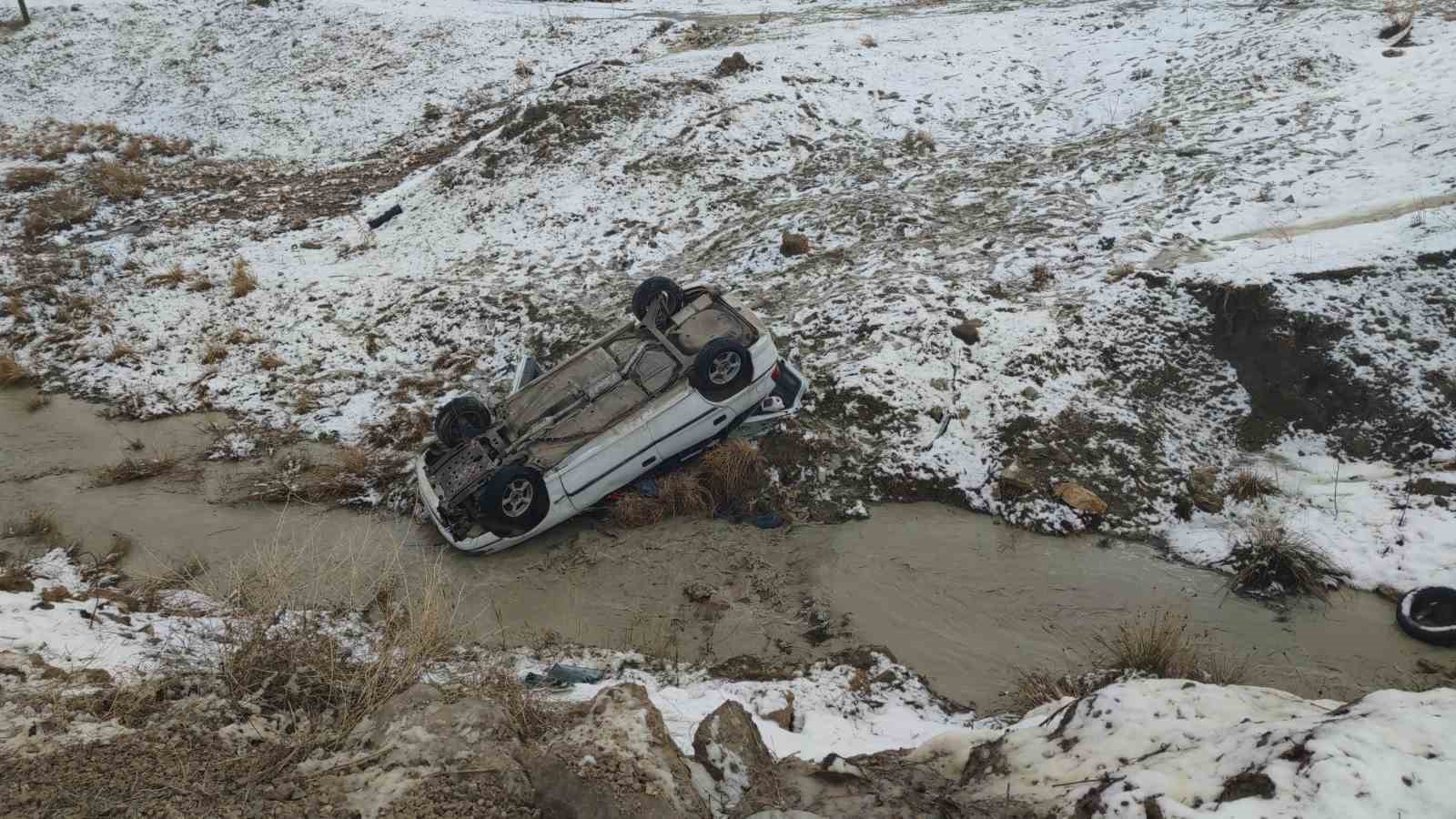 Van’da otomobil dereye uçtu: 3 yaralı
