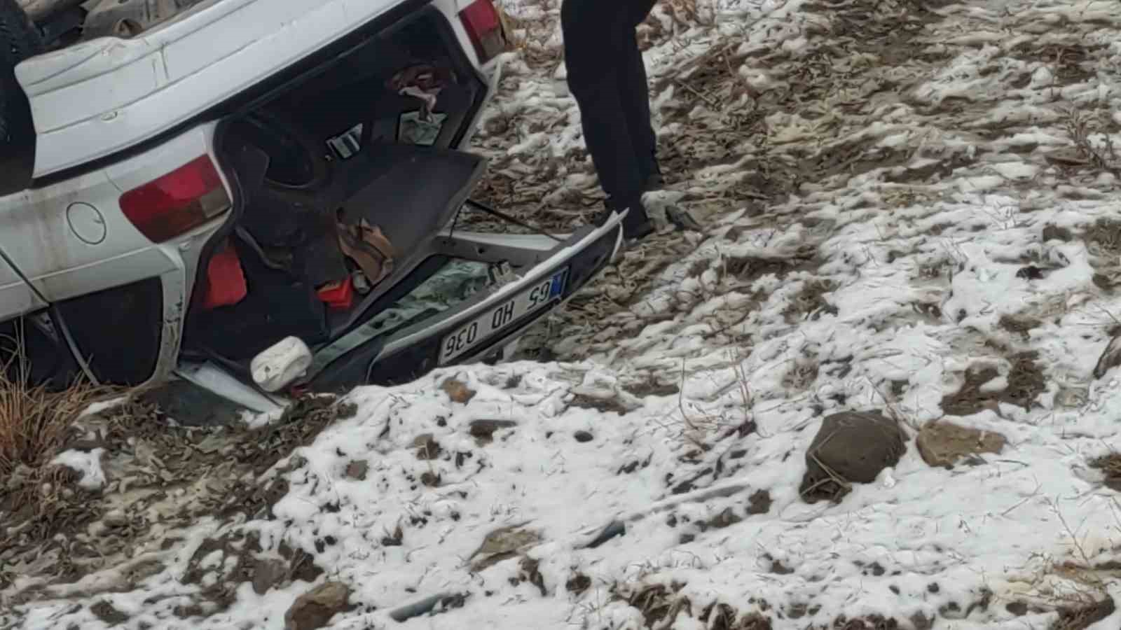 Van’da otomobil dereye uçtu: 3 yaralı
