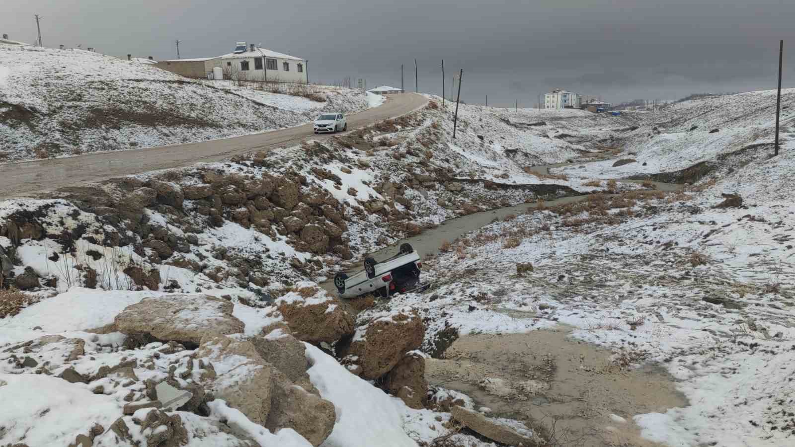 Van’da otomobil dereye uçtu: 3 yaralı
