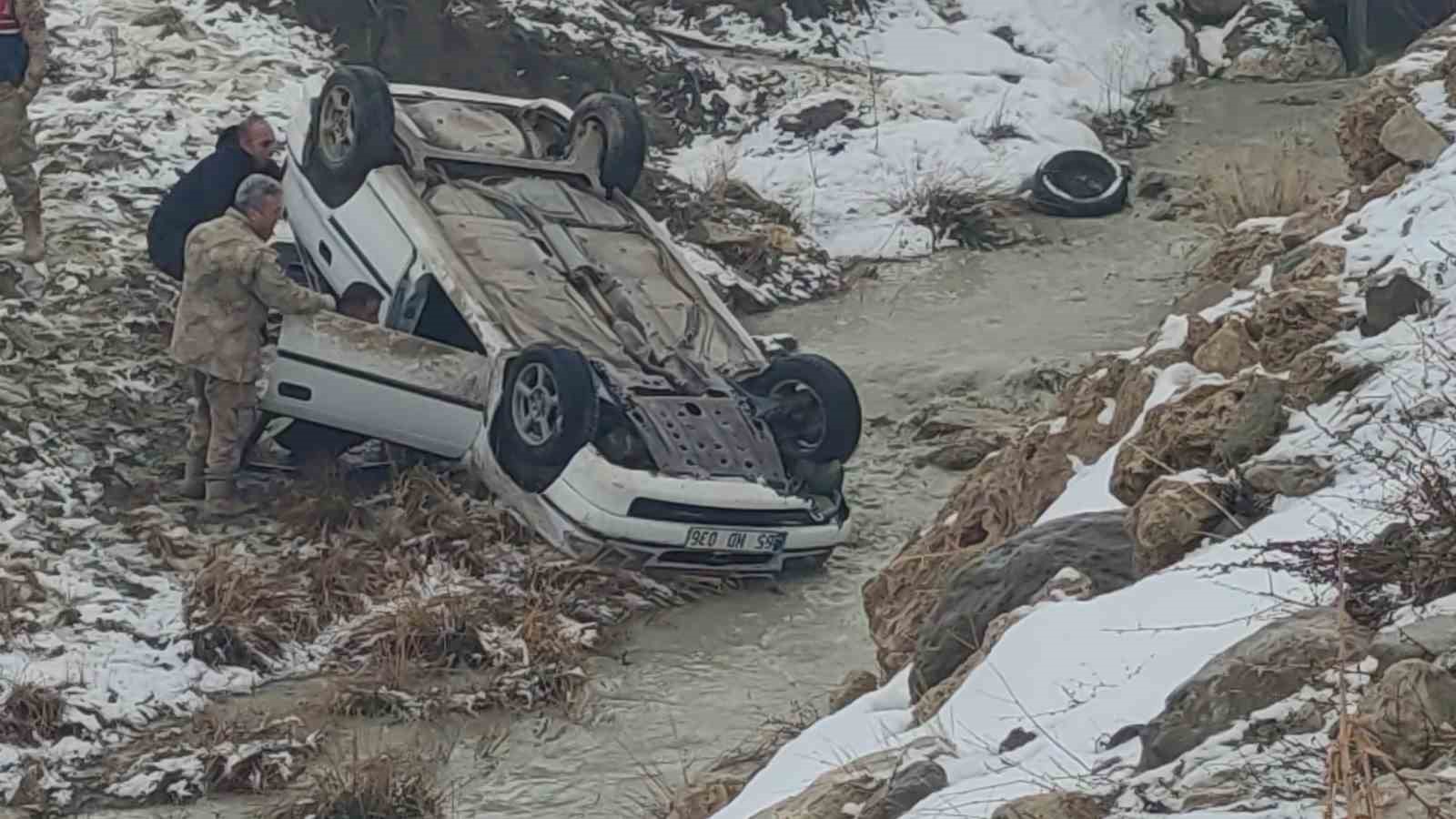 Van’da otomobil dereye uçtu: 3 yaralı
