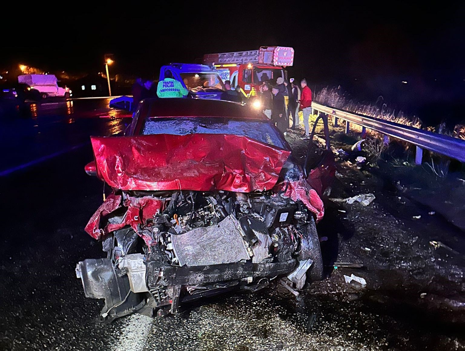 Van’da otomobil ile çekici kamyonet çarpıştı: 3 aralı
