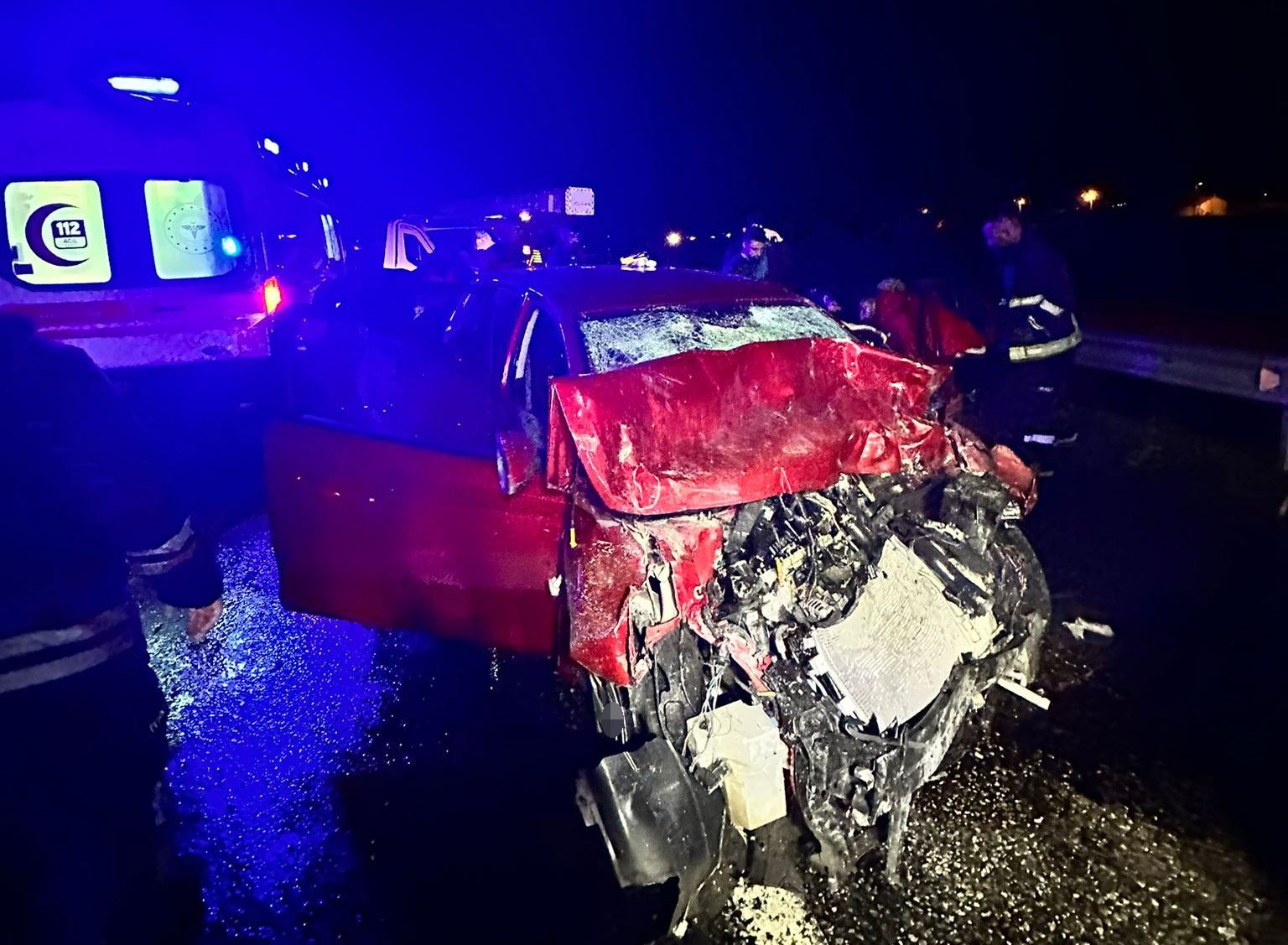 Van’da otomobil ile çekici kamyonet çarpıştı: 3 aralı
