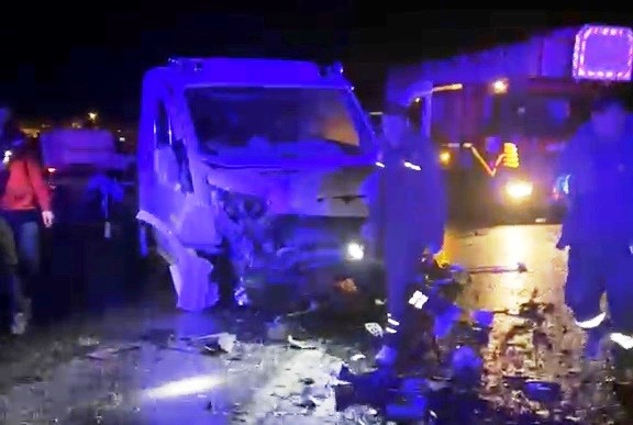 Van’da otomobil ile çekici kamyonet çarpıştı: 3 aralı
