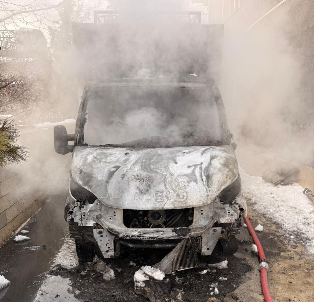 Van’da park halindeki kamyonet yandı
