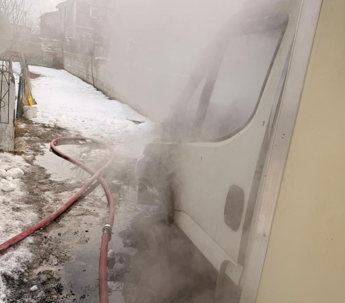 Van’da park halindeki kamyonet yandı
