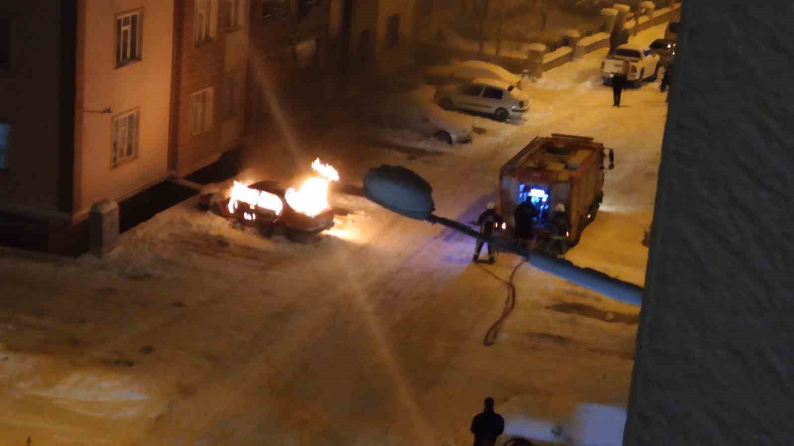 Van’da park halindeki otomobil alev alev yandı

