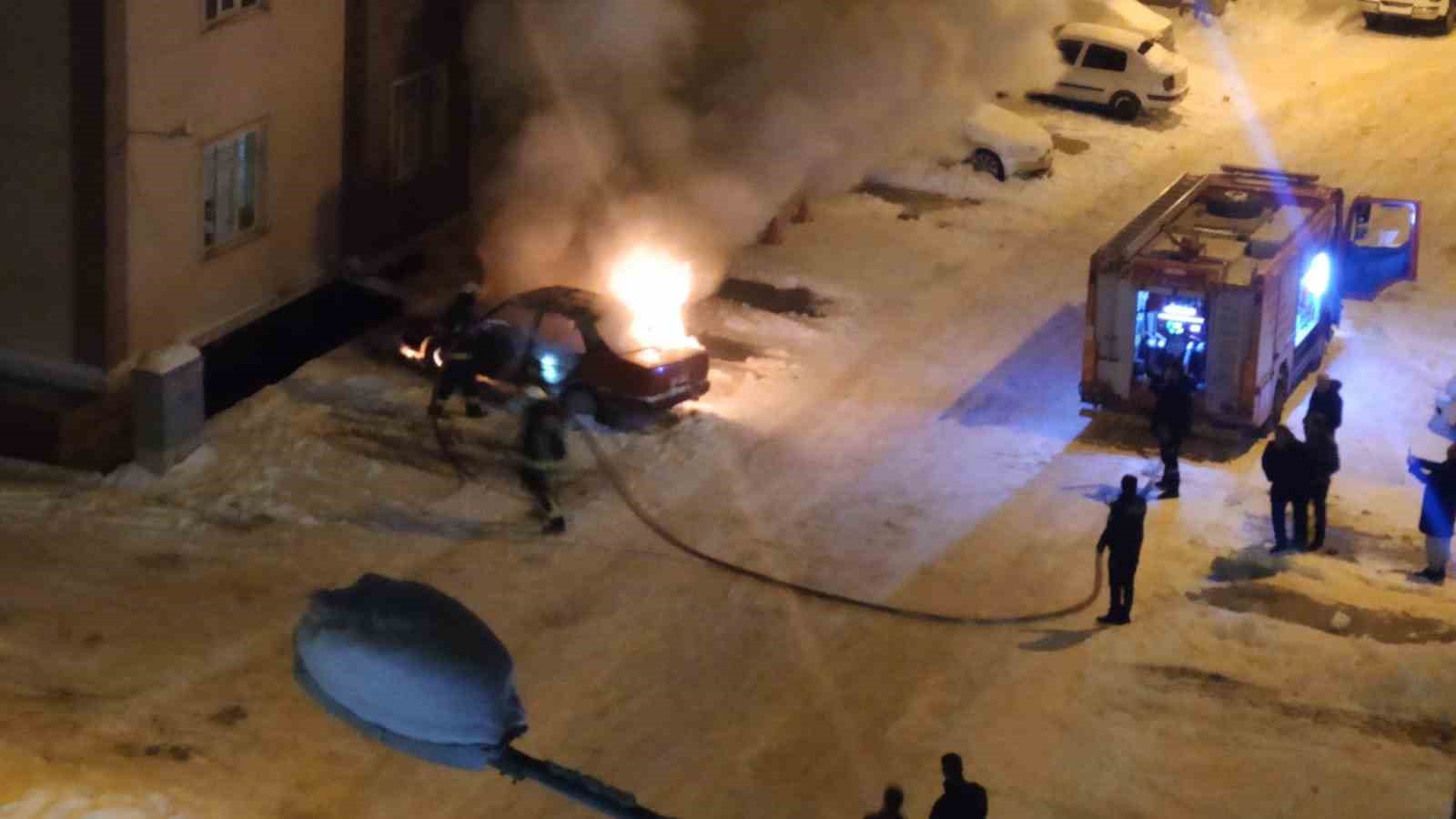 Van’da park halindeki otomobil alev alev yandı
