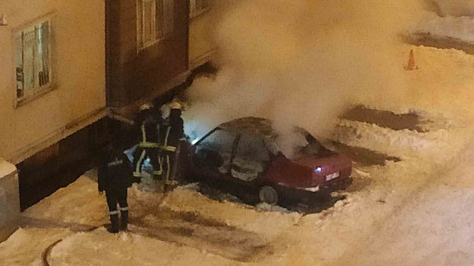Van’da park halindeki otomobil alev alev yandı
