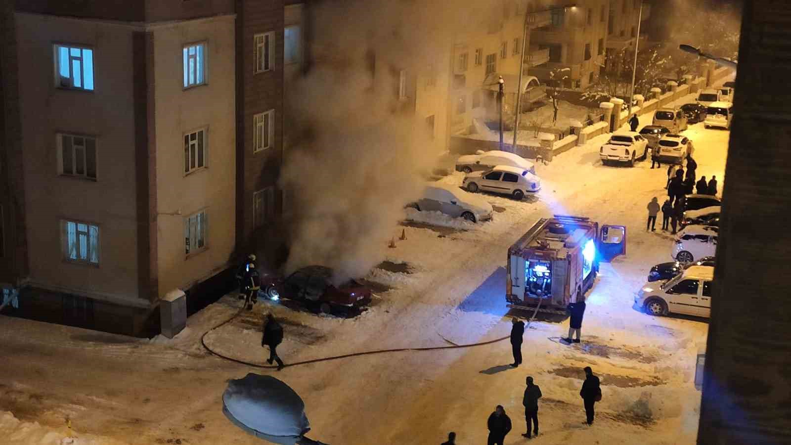 Van’da park halindeki otomobil alev alev yandı
