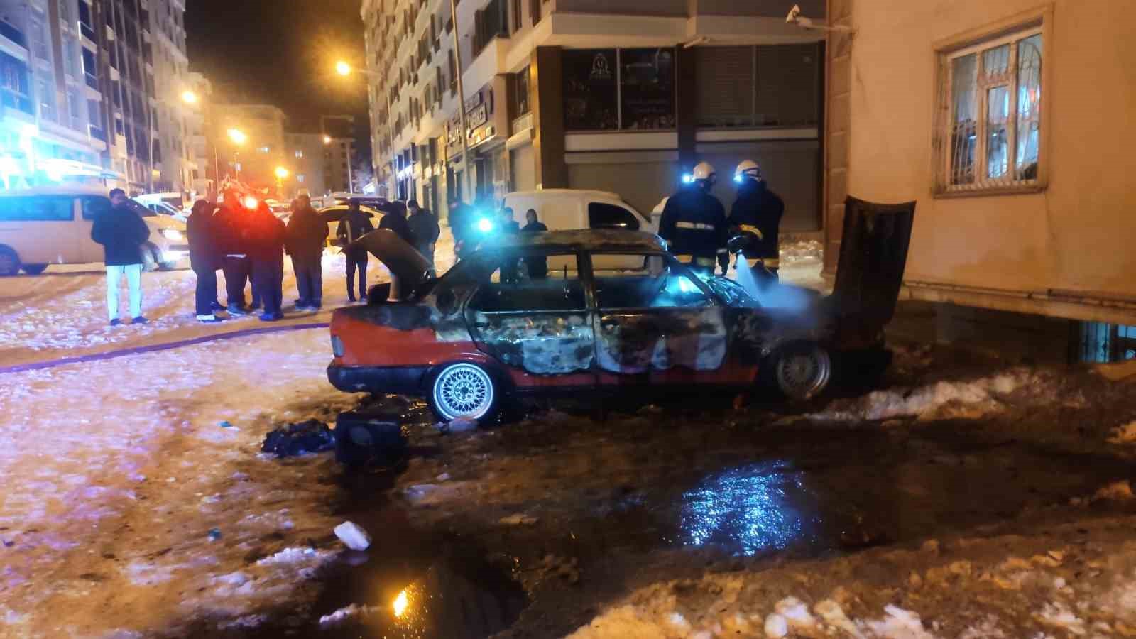 Van’da park halindeki otomobil alev alev yandı
