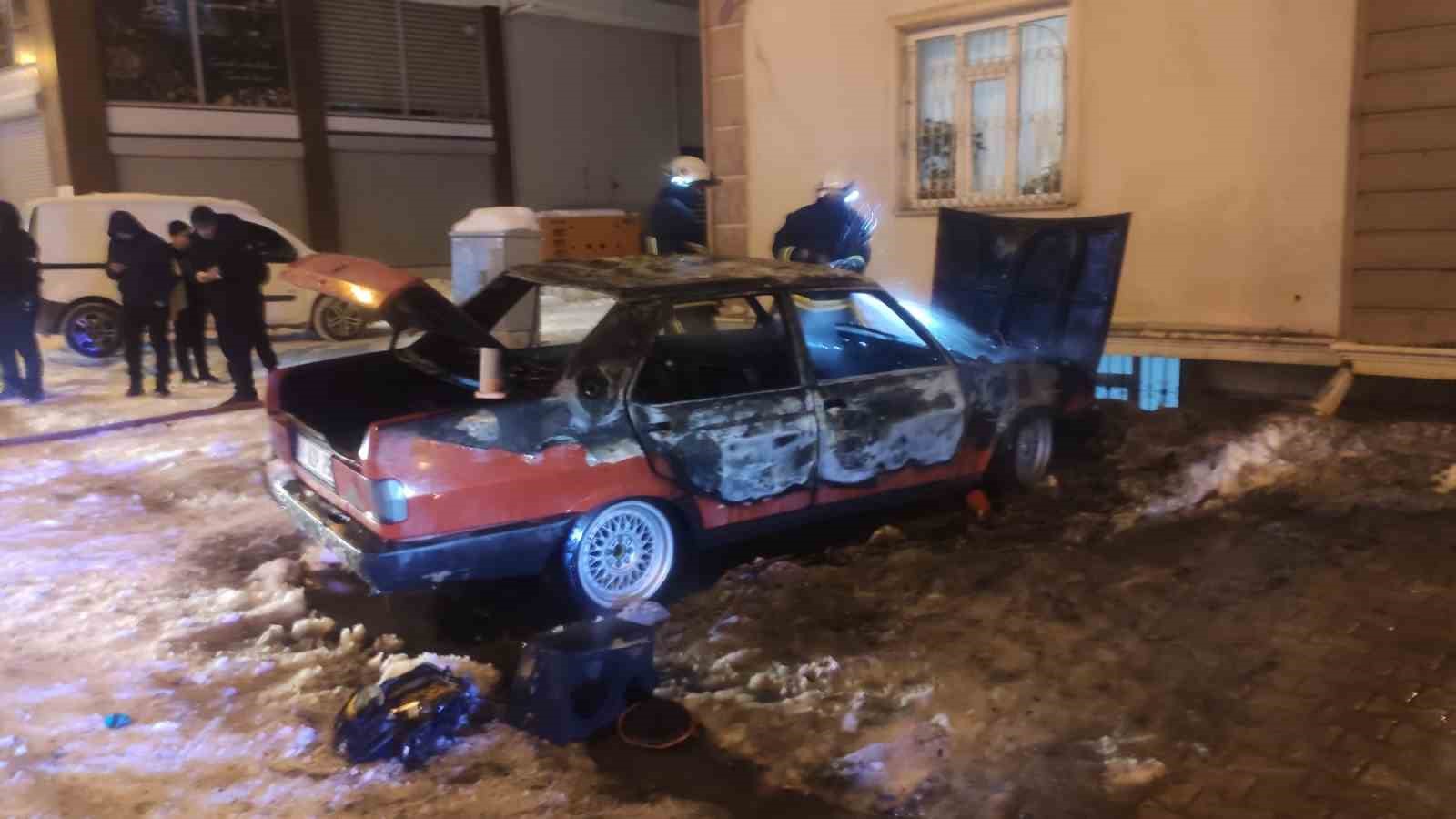 Van’da park halindeki otomobil alev alev yandı
