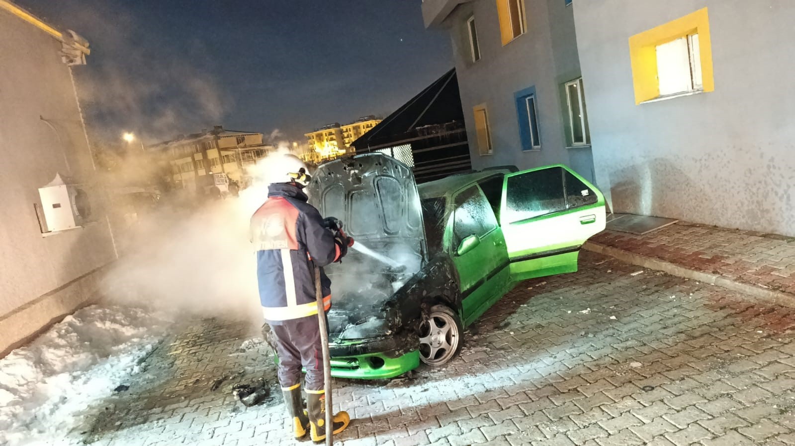 Van’da park halindeki otomobil yandı
