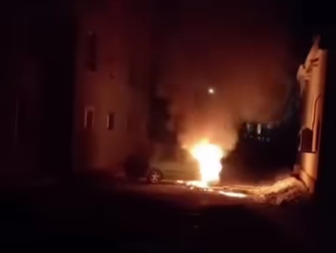 Van’da park halindeki otomobil yandı
