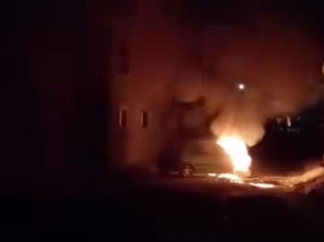 Van’da park halindeki otomobil yandı
