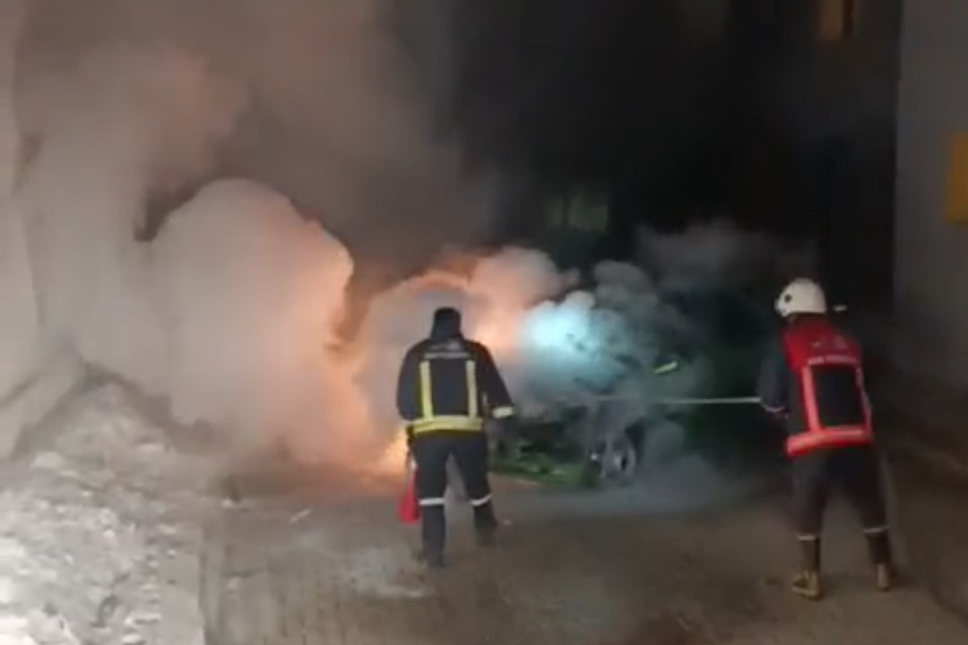 Van’da park halindeki otomobil yandı
