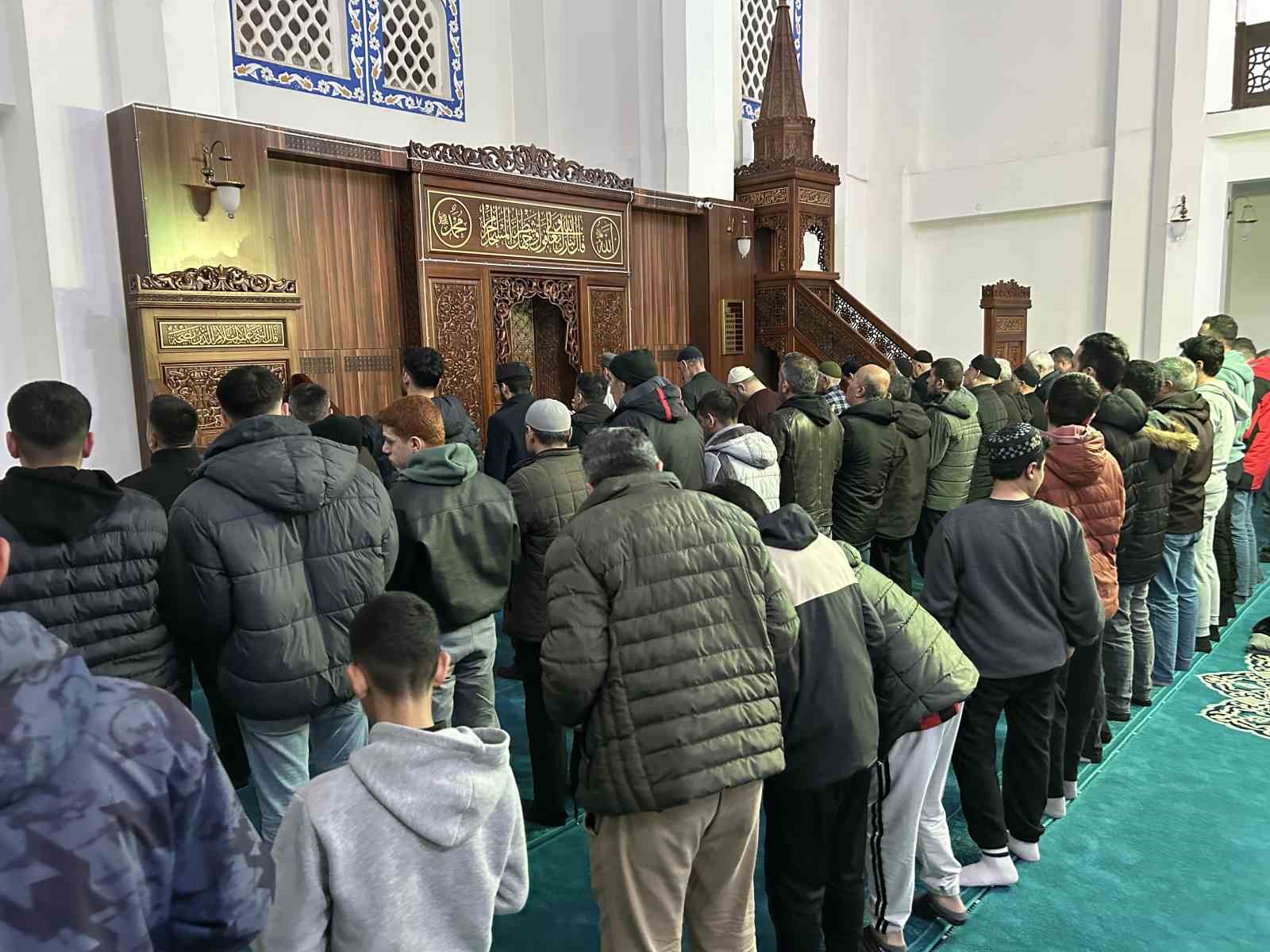 Van’da Ramazan ayının ilk teravih namazı kılındı
