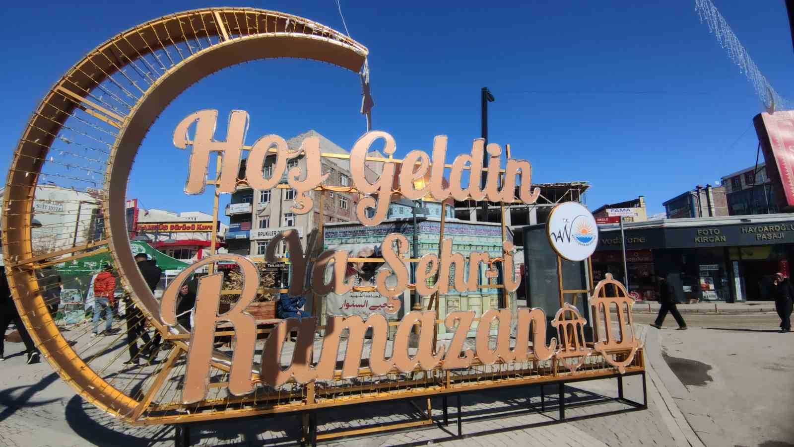 Van’da Ramazan ışıltısı: Kent meydanları görsel şölene dönüştü
