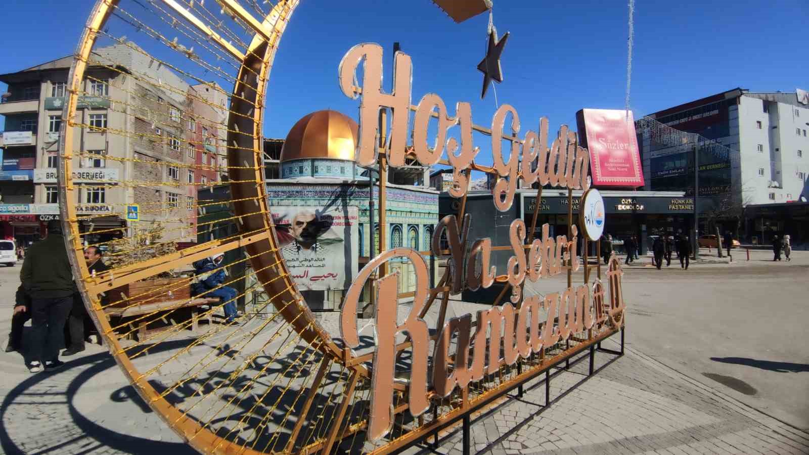 Van’da Ramazan ışıltısı: Kent meydanları görsel şölene dönüştü
