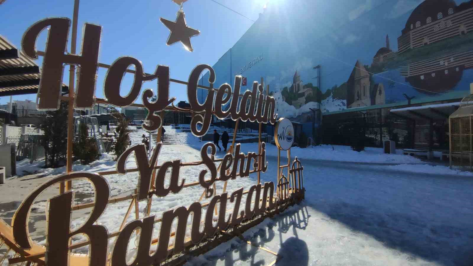 Van’da Ramazan ışıltısı: Kent meydanları görsel şölene dönüştü
