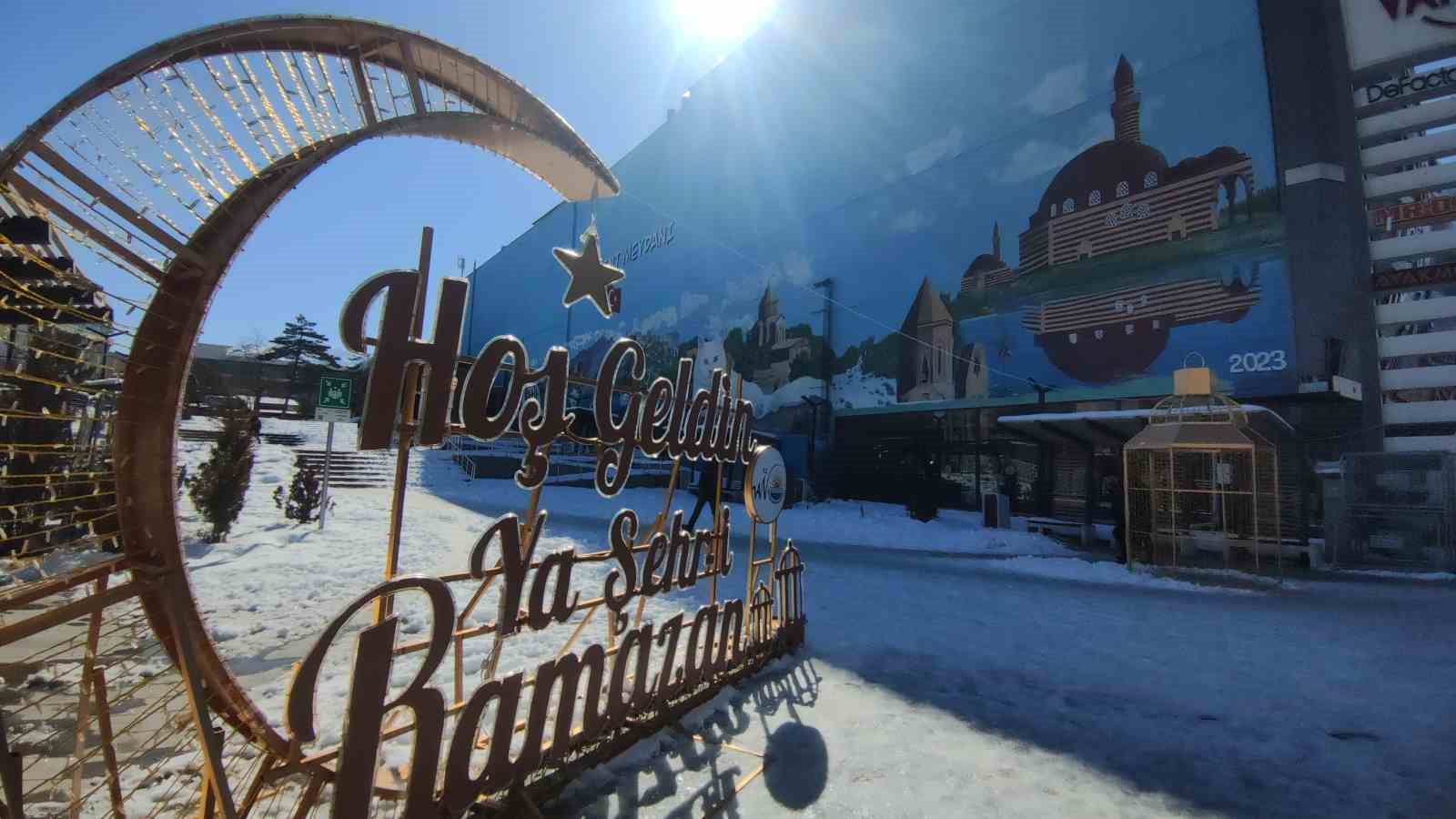 Van’da Ramazan ışıltısı: Kent meydanları görsel şölene dönüştü
