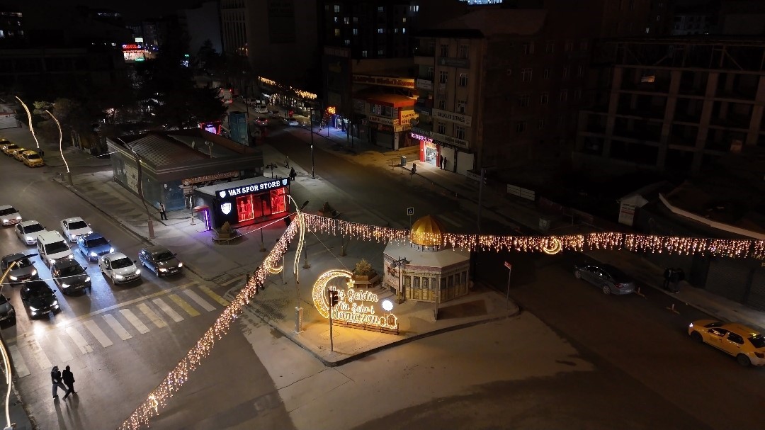 Van’da Ramazan ışıltısı: Kent meydanları görsel şölene dönüştü
