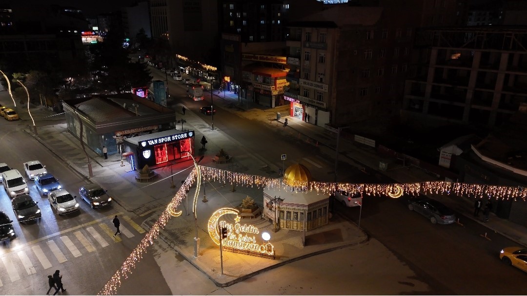 Van’da Ramazan ışıltısı: Kent meydanları görsel şölene dönüştü
