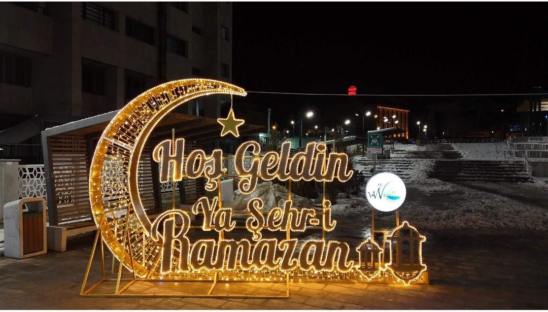 Van’da Ramazan ışıltısı: Kent meydanları görsel şölene dönüştü
